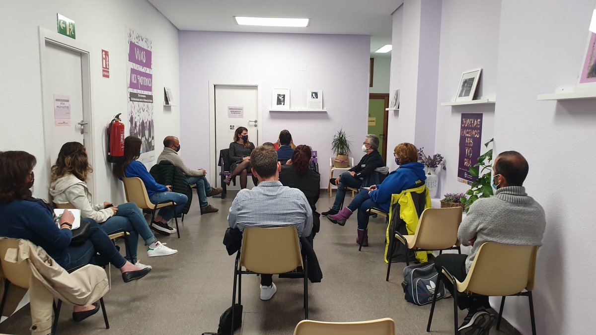 RaquelAlcorcon_'s tweet photo. Hoy he mantenido una reunión con distintos clubes deportivos de #Alcorcon para trazar una línea común de trabajo para apoyar y visibilizar el deporte femenino. Hemos acordado un hoja de ruta ilusionante, ahora toca ponerse manos la obra.
#MismoEsfuerzoMismoValor https://t.co/XXL0gyrX86