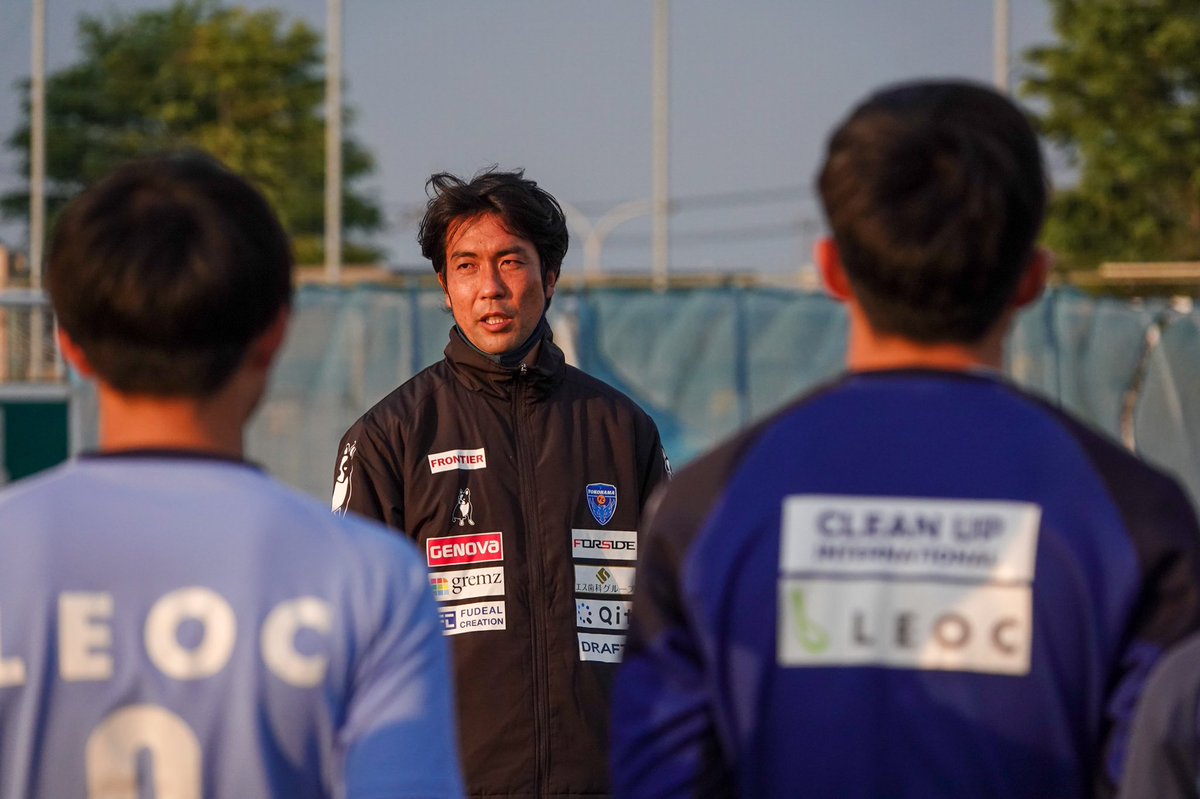 昨日のユースTR前。
早さんから選手へトップチーム監督就任が伝えられました。
冒頭言葉に詰まり、涙を流した早さん。
最後まで一緒に戦えない事への申し訳ない気持ちとこのタイミングでの要請に対して、強い覚悟と決意でクラブの為に引き受けた事を伝えました。
早さんの想い。全力でサポートします。