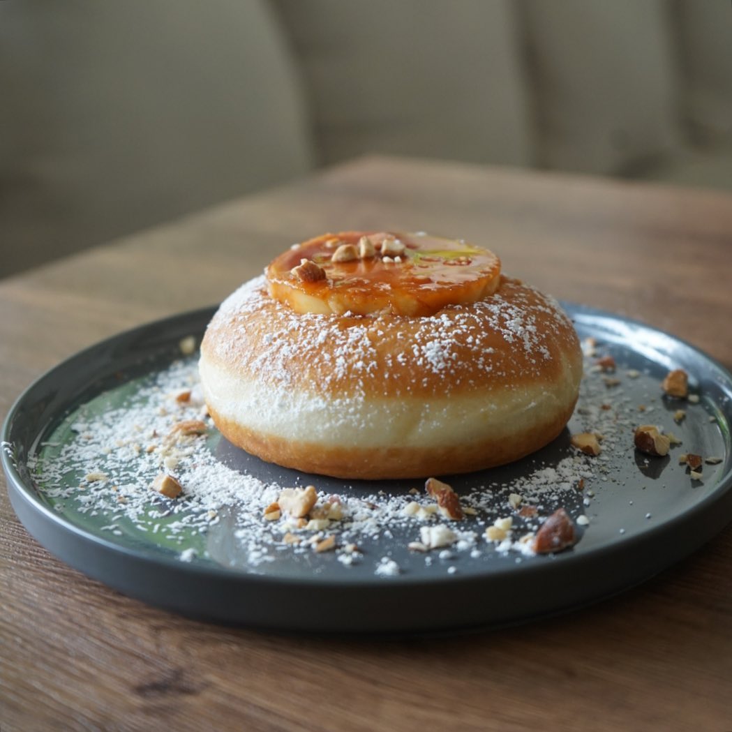 bakerloomv's tweet photo. Leche flan doughnut ✨💕

caramel pudding + doughnut = 💖

#lecheflandoughnut #caramelpudding #doughnut #bakerloostories #bakerloomv https://t.co/qbdZpj2tbQ