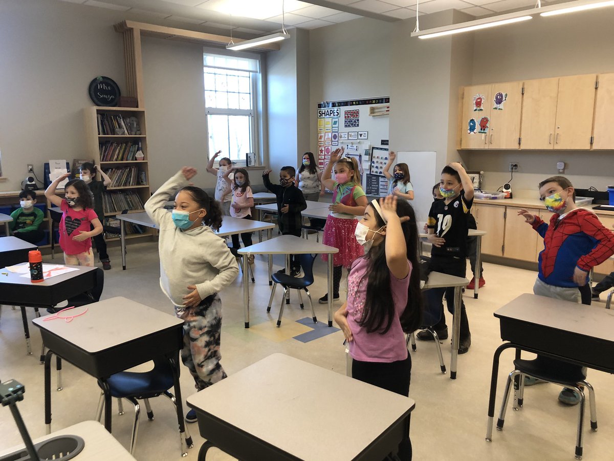 msouzatps's tweet photo. This is how we #popseeko in room 203! @KooKooKangaRoo https://t.co/aW4Jkfm5FA
