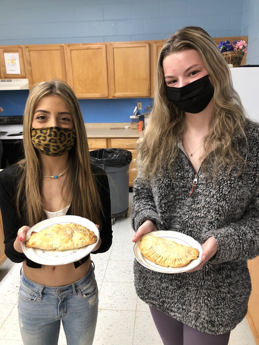 LiDebona's tweet photo. Students meet the challenge of Covid Guidelines as they make Apple Turnovers  #MTPSPride, @MTPSArtsAcademy https://t.co/10xeos26RL