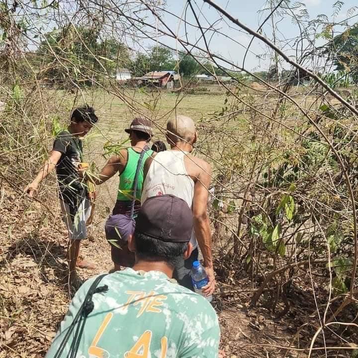 IrrawaddyNews's tweet image. Residents in #Bago  fled their homes after the junta’s forces attacked protesters' defensive lines. Residents said the security forces had fired at random in residential areas since the morning. 

#WhatsHappeningInMyanmar