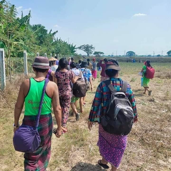 IrrawaddyNews's tweet image. Residents in #Bago  fled their homes after the junta’s forces attacked protesters' defensive lines. Residents said the security forces had fired at random in residential areas since the morning. 

#WhatsHappeningInMyanmar