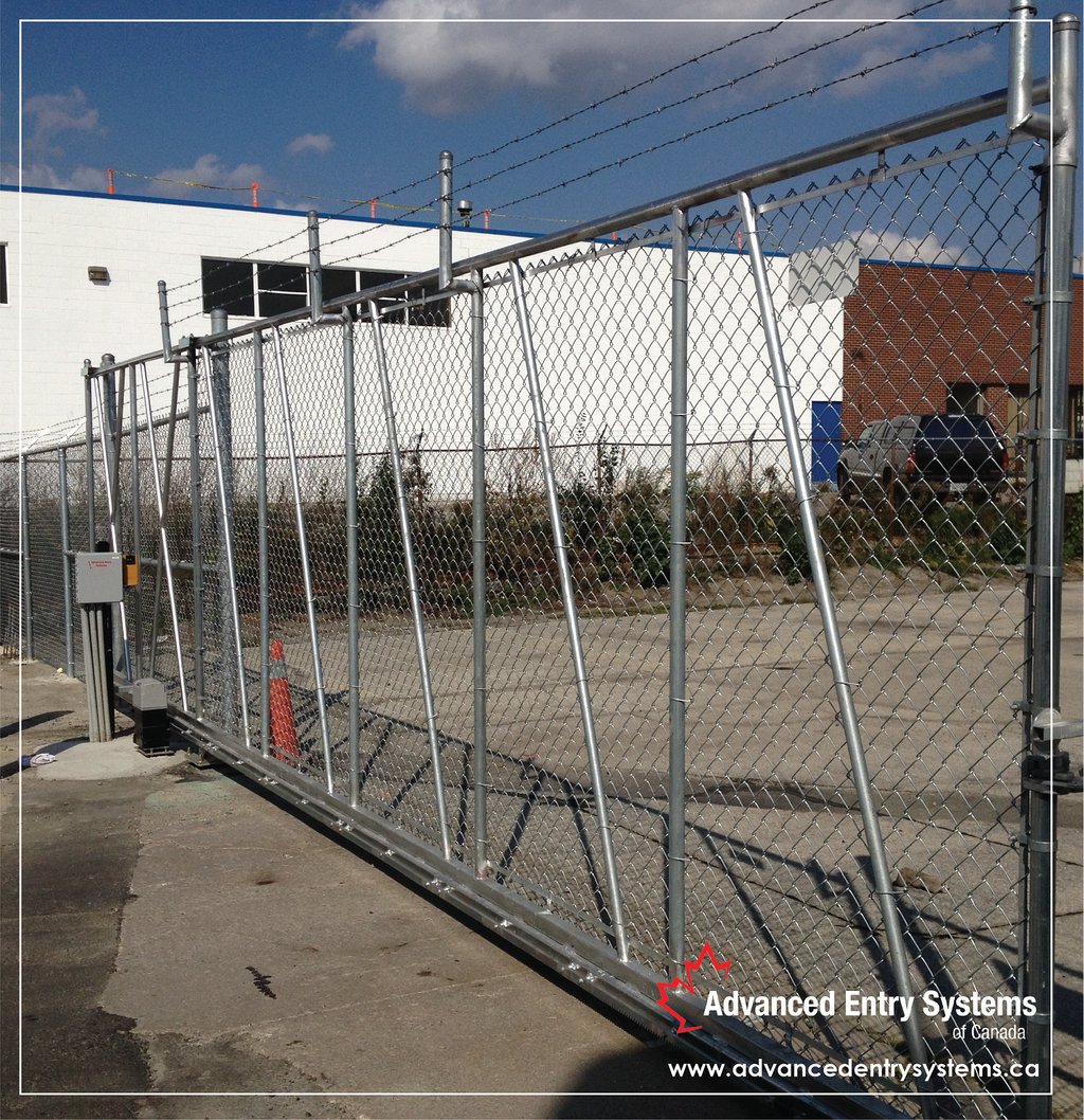 RomaFence's tweet image. Slide into security with our Automated Entry Systems! ➡️ 🛠️ #slidegate #gates #AES #automation #fence #chainlink #industrial #installation #Security