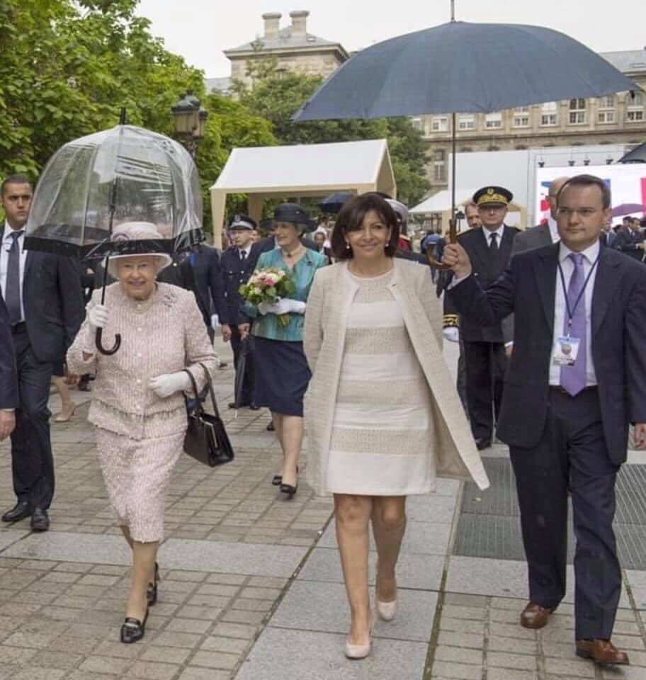 La Reine d’Angleterre, c’est la femme de gauche.

#saccageparis #saccageaparis