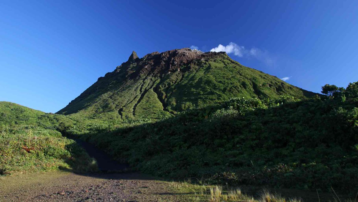  #Guadeloupe : La seule île ayant un volcan actif est l’île de Basse-Terre. La grande Soufrière (ou « vié madanm la »), son volcan, est actuellement placé en niveau de vigilance jaune à cause d’un regain d’activité.