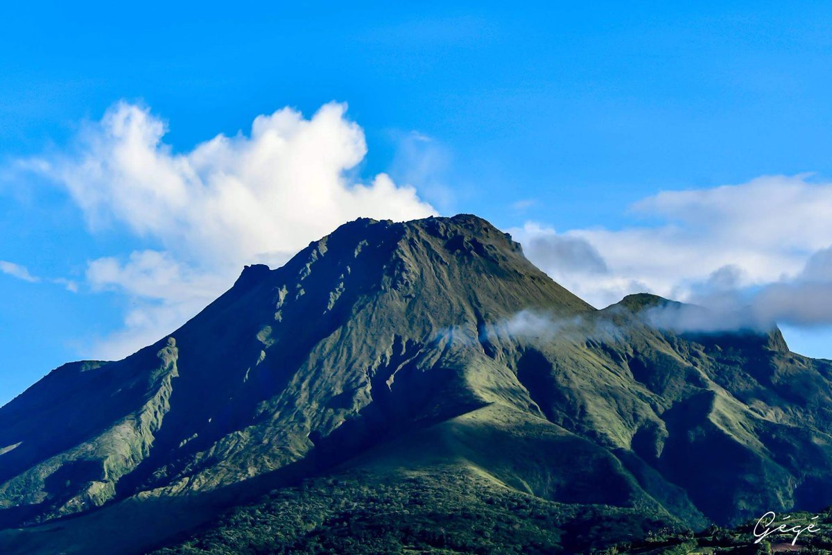  #Martinique : La Montagne  #Pelée est le seul volcan actif de l’île. L’éruption ayant le plus marquée la population est celle de 1902, cette dernière est intervenue quelques jours après cette de la soufrière de Saint-Vincent.