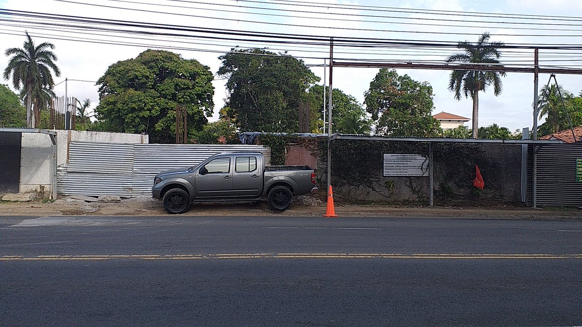 diana_engler's tweet photo. Muchos CAMINANDO a sus labores se encuentran con estas bellezas avaladas por las Autoridades porque solo hay espacio para carros. @ATTTPanama @C_PerezHerrera @panamamunicipio @tdocabo https://t.co/3Qicht0ieo