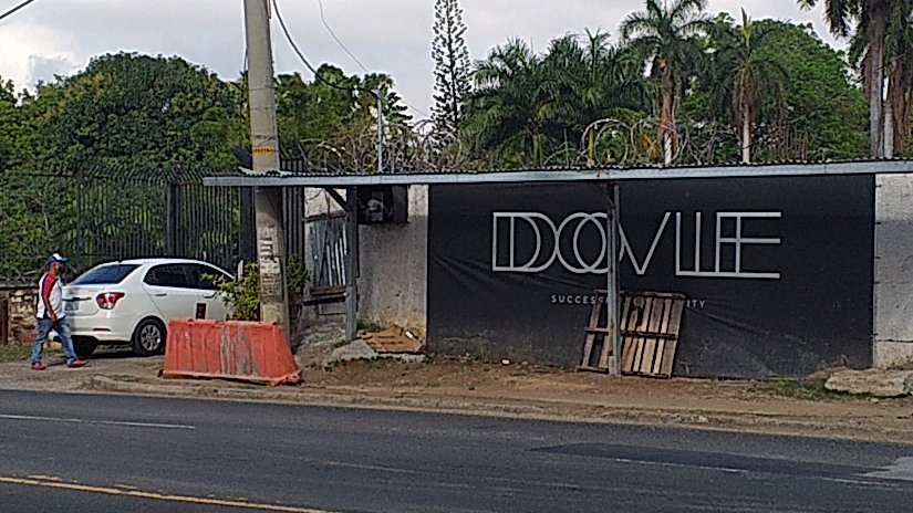 diana_engler's tweet photo. Muchos CAMINANDO a sus labores se encuentran con estas bellezas avaladas por las Autoridades porque solo hay espacio para carros. @ATTTPanama @C_PerezHerrera @panamamunicipio @tdocabo https://t.co/3Qicht0ieo