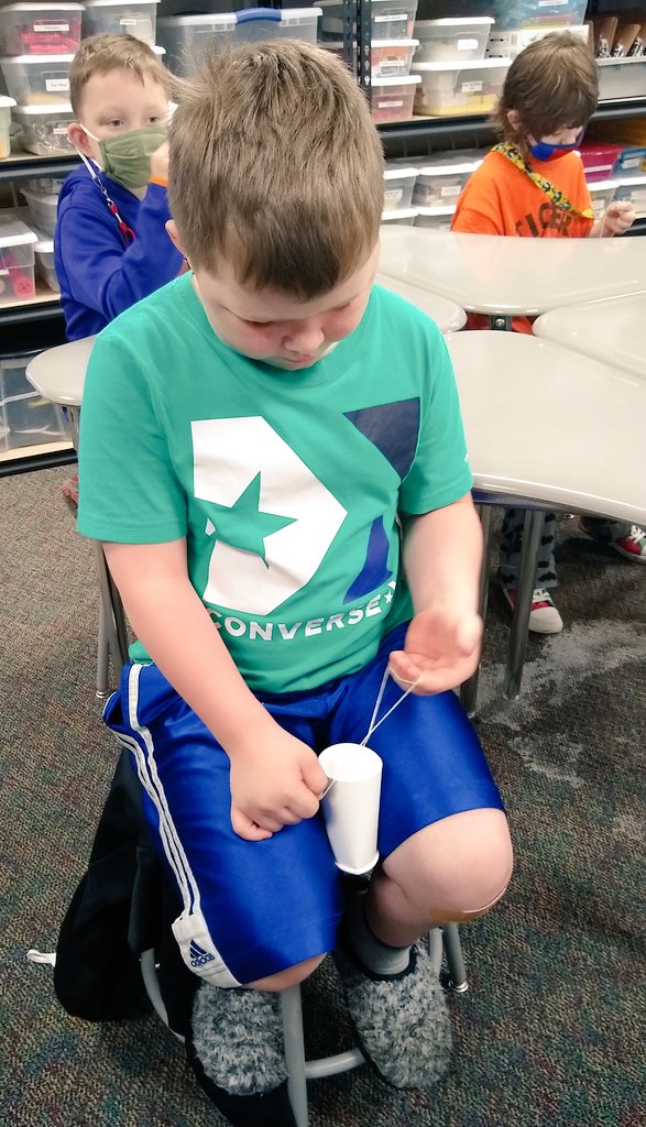 thequeen526's tweet photo. 1st graders enjoy making vibrations with strings and cups.  @SyringDragons @swartz_creek @TeachyThomas https://t.co/2TGbamsh3J