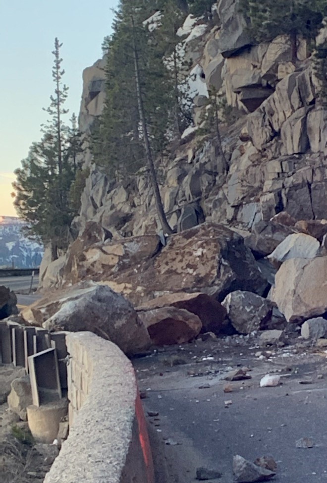 CaltransDist3's tweet photo. #TrafficAlert UPDATE #1 in @CountyElDorado: 🚨Rockslide on US-50 just east of Echo Summit. EB &amp; WB lanes CLOSED. 🚧 #KnowBeforeYouGo @Caltrux @CHP_Valley @CHP_Truckee @CHPPlacerville @cityofslt @CaltransHQ @CaltransDist10 @CaltransD4 @CHPSouthLake @CALFIRENEU @NevadaCountyCA https://t.co/vKon6wof0T