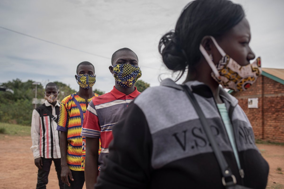 Pour combattre le #COVID19, nous avons fourni du matériel et formé plus de 350 000 personnes aux mesures barrières. Continuons à nous laver les mains, à porter un masque et à respecter la distanciation sociale!
<a href="/OCHA_CAR/">OCHA CAR</a> <a href="/WHOAFRO/">WHO African Region</a> @SamuelaIsopiEU <a href="/Sida/">Sida</a> 
(©A. Surprenant/Oxfam)