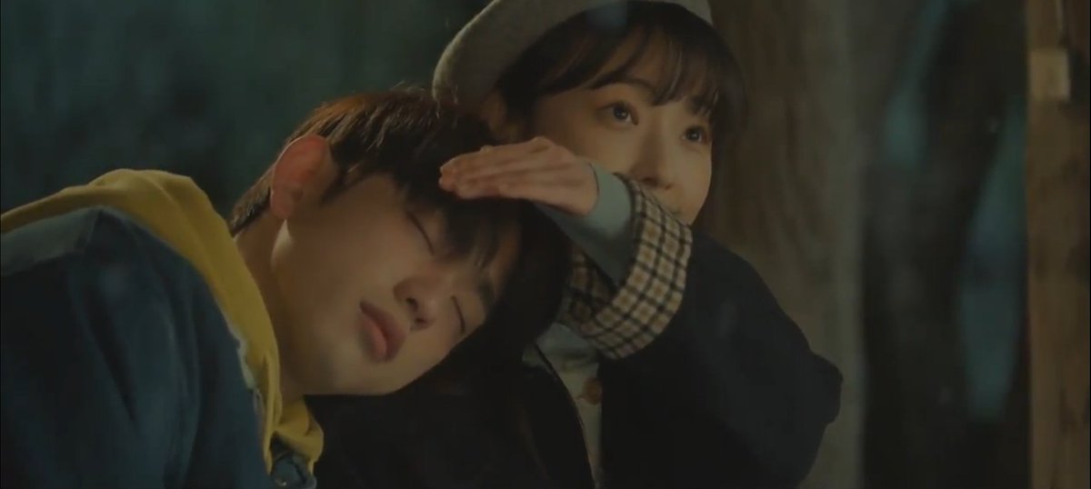 • DECEMBER 1993Drunk Jaehyun sleepily leans on Jisoo's shoulder.