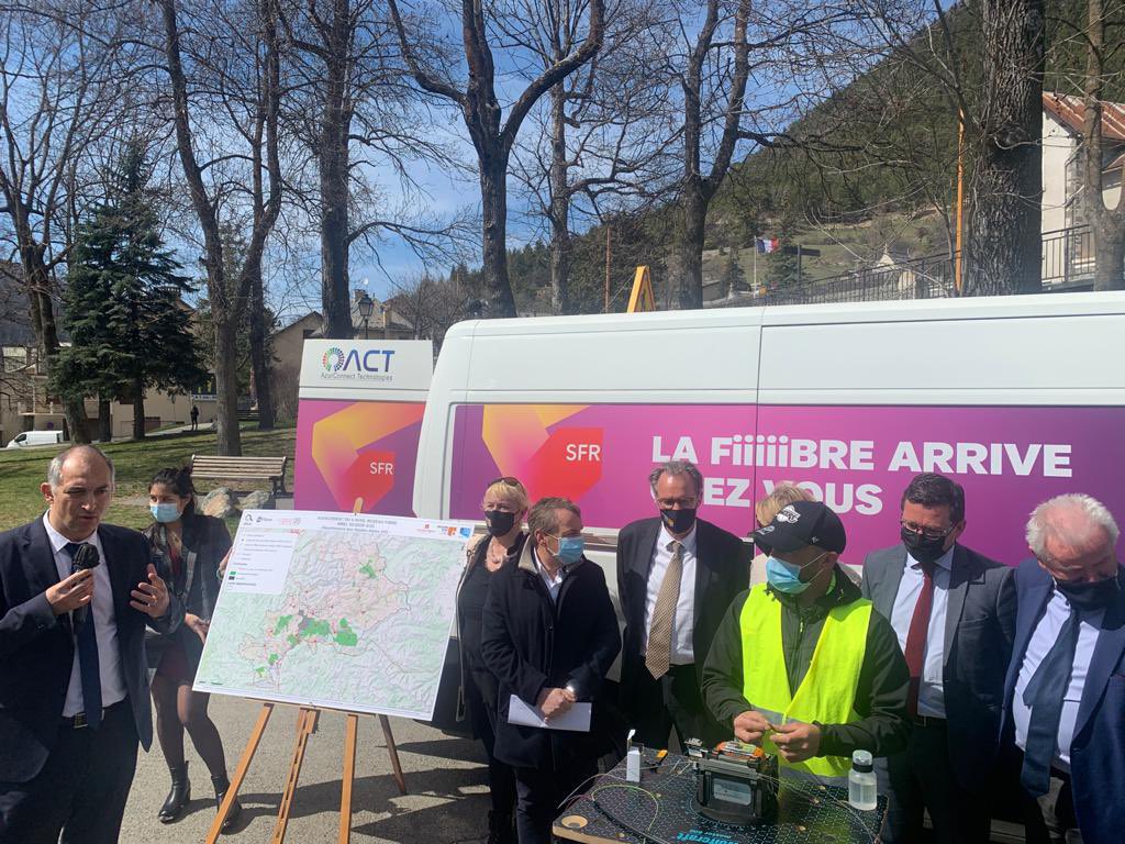 ArnaudMurgia's tweet photo. Déploiement de la fibre : 3000 prises ouvertes, 10000 avant l’été ➡️ #BrianconAvance ! Merci @RenaudMuselier @SFR @isab_simon @alainweill https://t.co/Oi1NdrIEh5