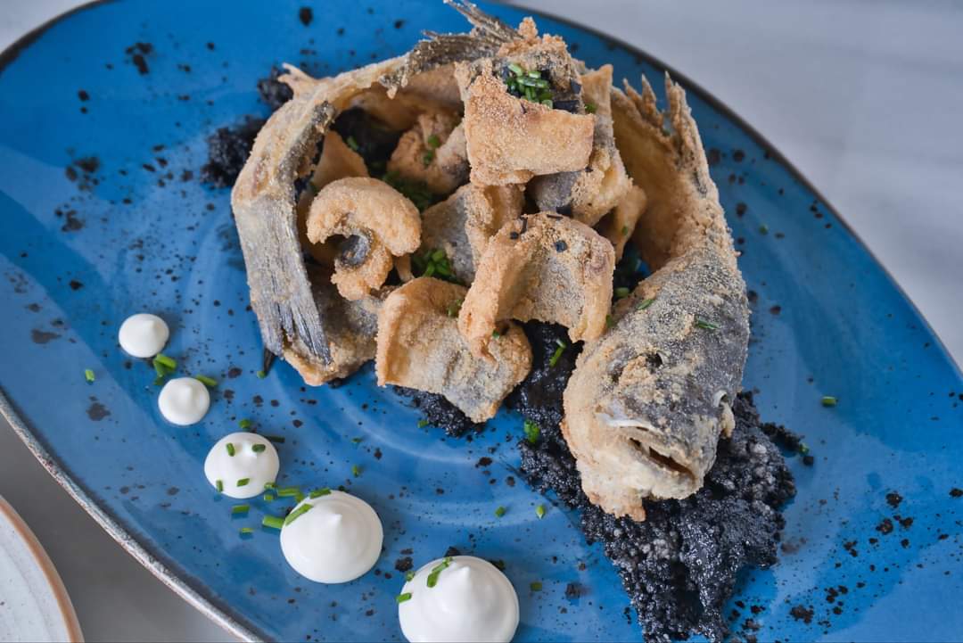 Lo único que debes saber antes de pedir nuestra lubina frita es que, al principio, quema... 🔥 Lo demás ¡Lo descubrirás con el primer bocado! 🤤

<a href="/BodegaLaFuente/">Bodega La Fuente</a>
📍 Luis Montoto, 136
⏰ 𝗛𝗢𝗥𝗔𝗥𝗜𝗢 Lunes a viernes 08:00 a 17:00 / Sábado y domingo 13:00 a 22:30