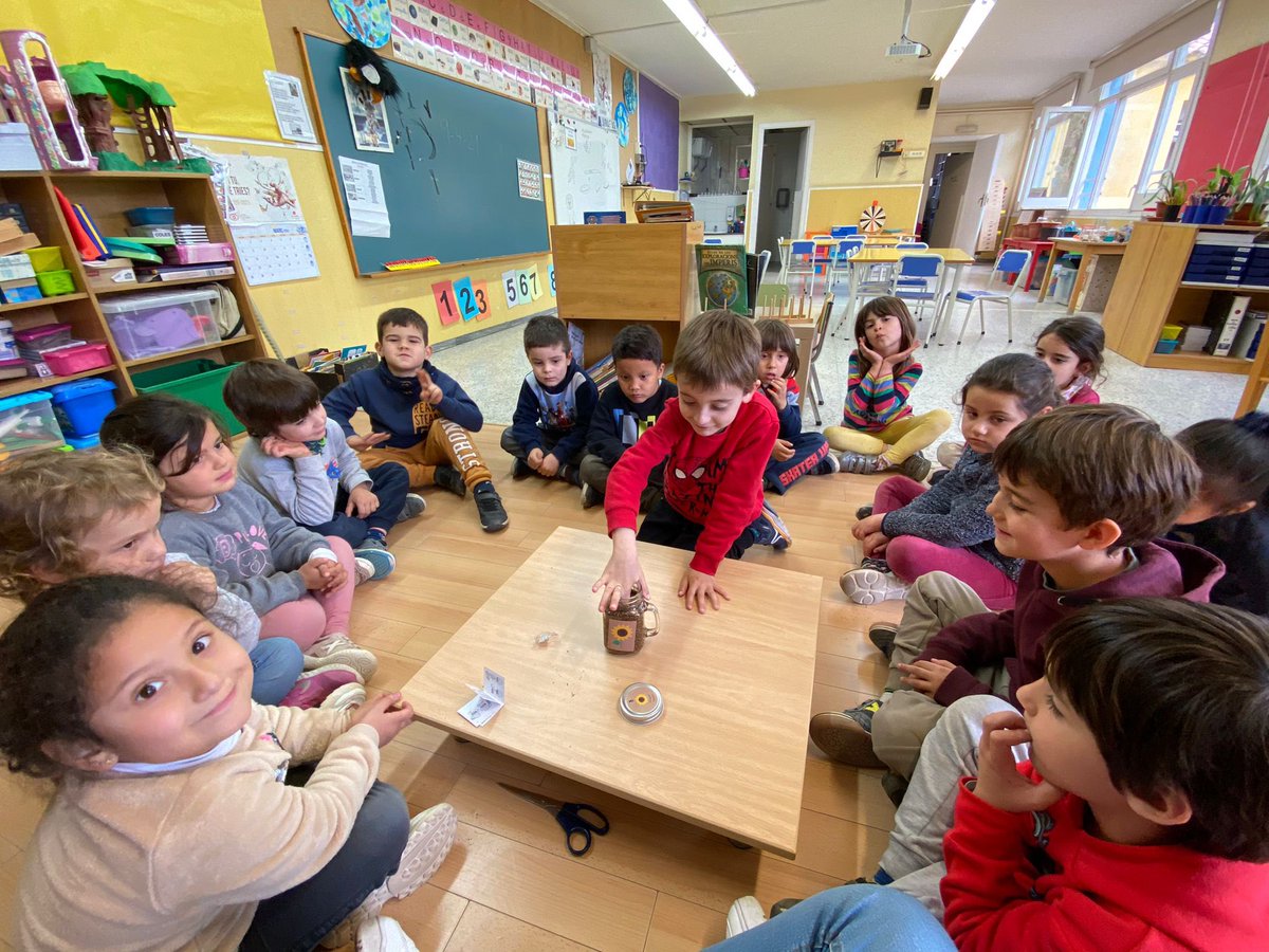 SalleHorta's tweet photo. Avui a P5 hem plantat uns Girasols! A veure que en sortirà... 🐘🦒🌻

#ITuQuèTries #LaSalleEtTriaATu #SomLaSalle #MiraMésEnllà #lasallehorta #sallehorta https://t.co/e3CsbmSESg