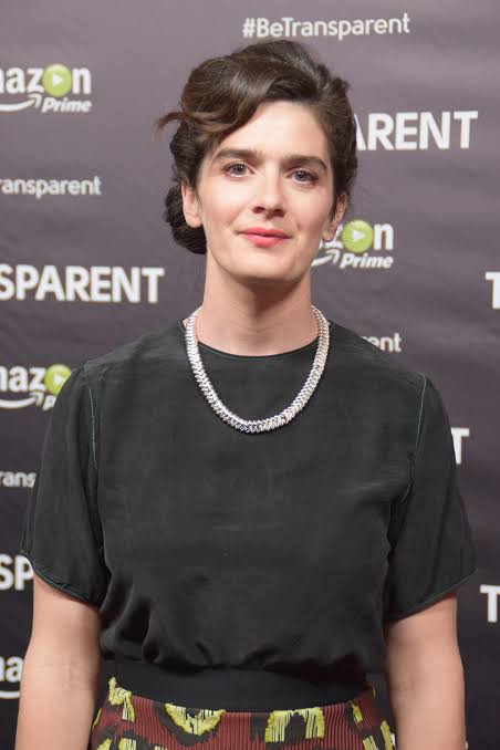 • GABY HOFFMAN- The American actress had her placenta chopped into 20 pieces and had it frozen.- She added a chunk of the chopped placenta to her smoothie every day for 2weeks.This is just 4 American celebrities out of many others that "ate" their placenta.