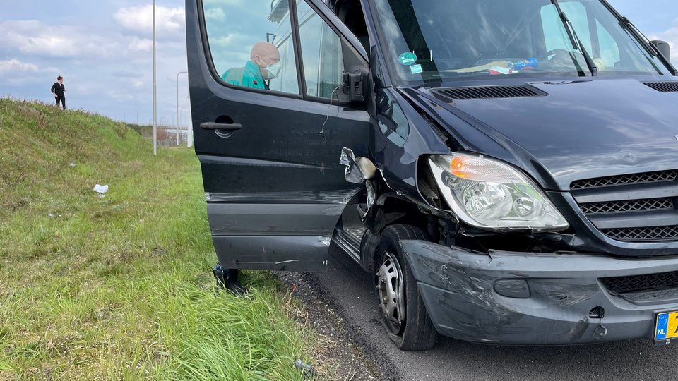 Bestuurder neemt de benen na ongeval op #A2: man opgepakt..