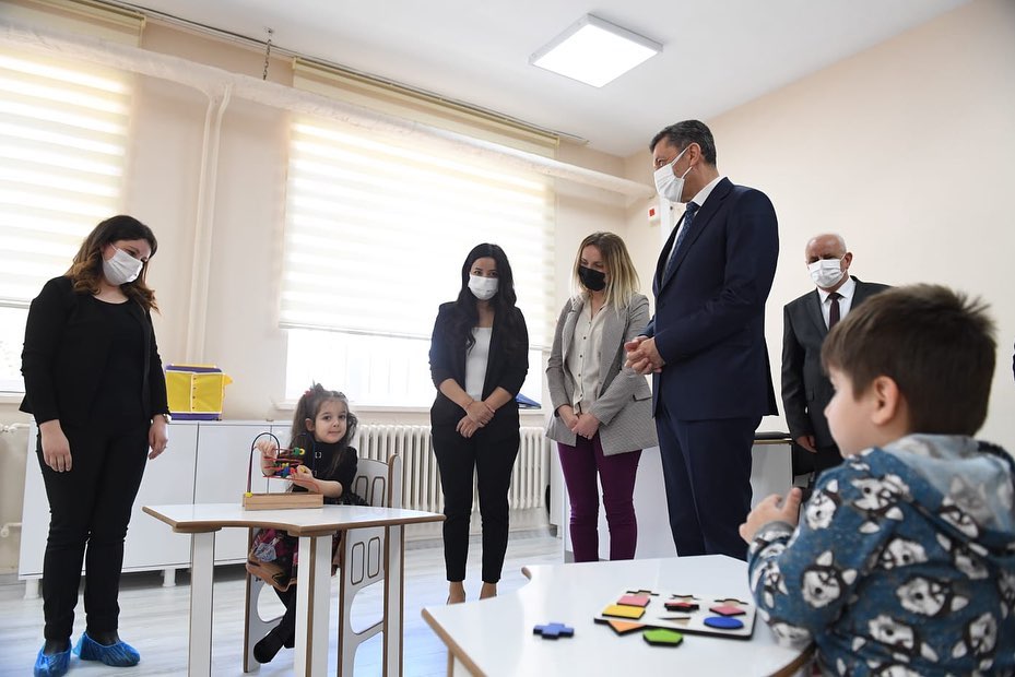 İlimize teşrif eden Milli Eğitim Bakanı Sayın Prof Dr. Ziya SELÇUK, Valimiz Sayın Osman BİLGİN ve Milletvekilimiz Sayın Selahattin MİNSOLMAZ ile birlikte Karahıdır Özel Eğitim Anaokulunu ziyaret ederek, öğrencilerimiz ve öğretmenlerimiz ile sohbet ettiler.