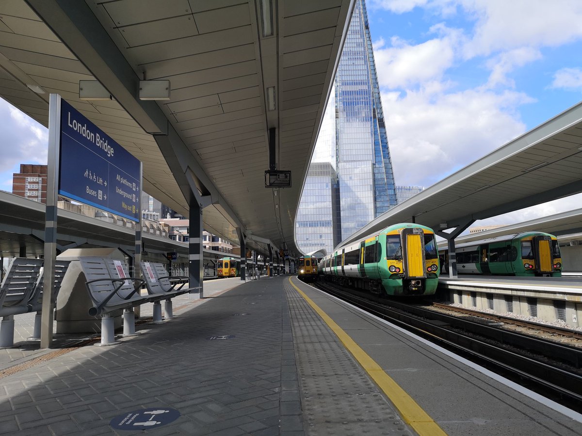 DownOnTheStour's tweet image. Also snuck in a small amount of 3rd Rail Action/Photography before dropping off @Jon34528782 leaflets at Euston 👍

 #networkers #class466 #class465 #class700 #desiros #electrostars #southern #thameslink #southeastern #londonbridge #railwayphotography