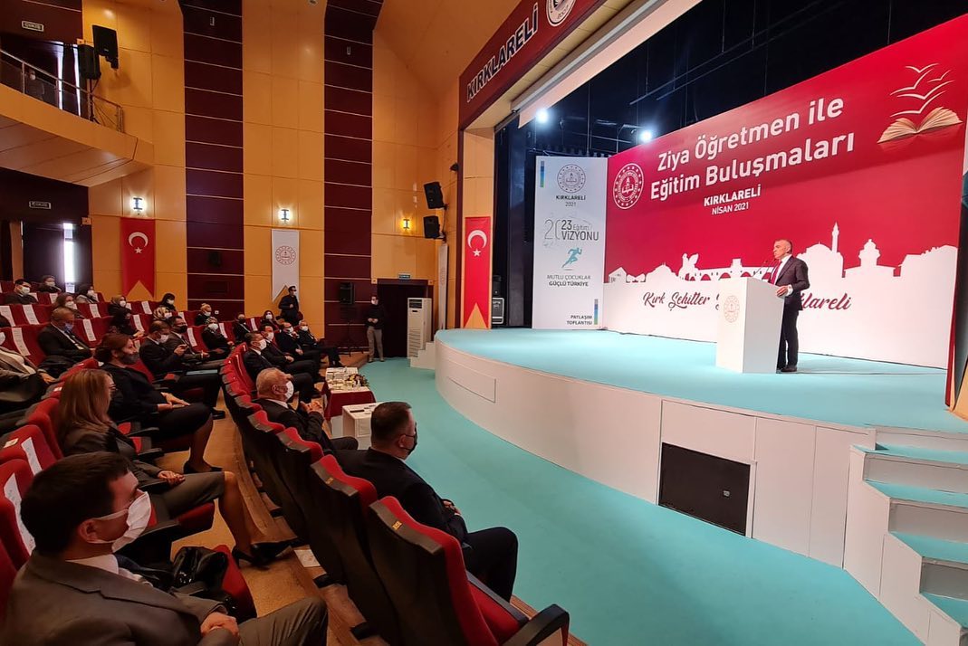 + Kırklareli Üniversitesi Kültür Merkezinde gerçekleşen "Ziya Öğretmen ile Eğitim Buluşmaları" programında ilimizde görev yapan öğretmenlerimiz ile buluştu.