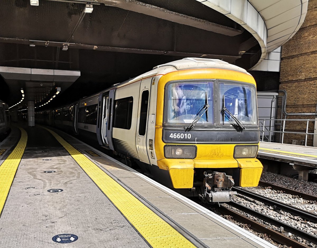 DownOnTheStour's tweet image. Also snuck in a small amount of 3rd Rail Action/Photography before dropping off @Jon34528782 leaflets at Euston 👍

 #networkers #class466 #class465 #class700 #desiros #electrostars #southern #thameslink #southeastern #londonbridge #railwayphotography