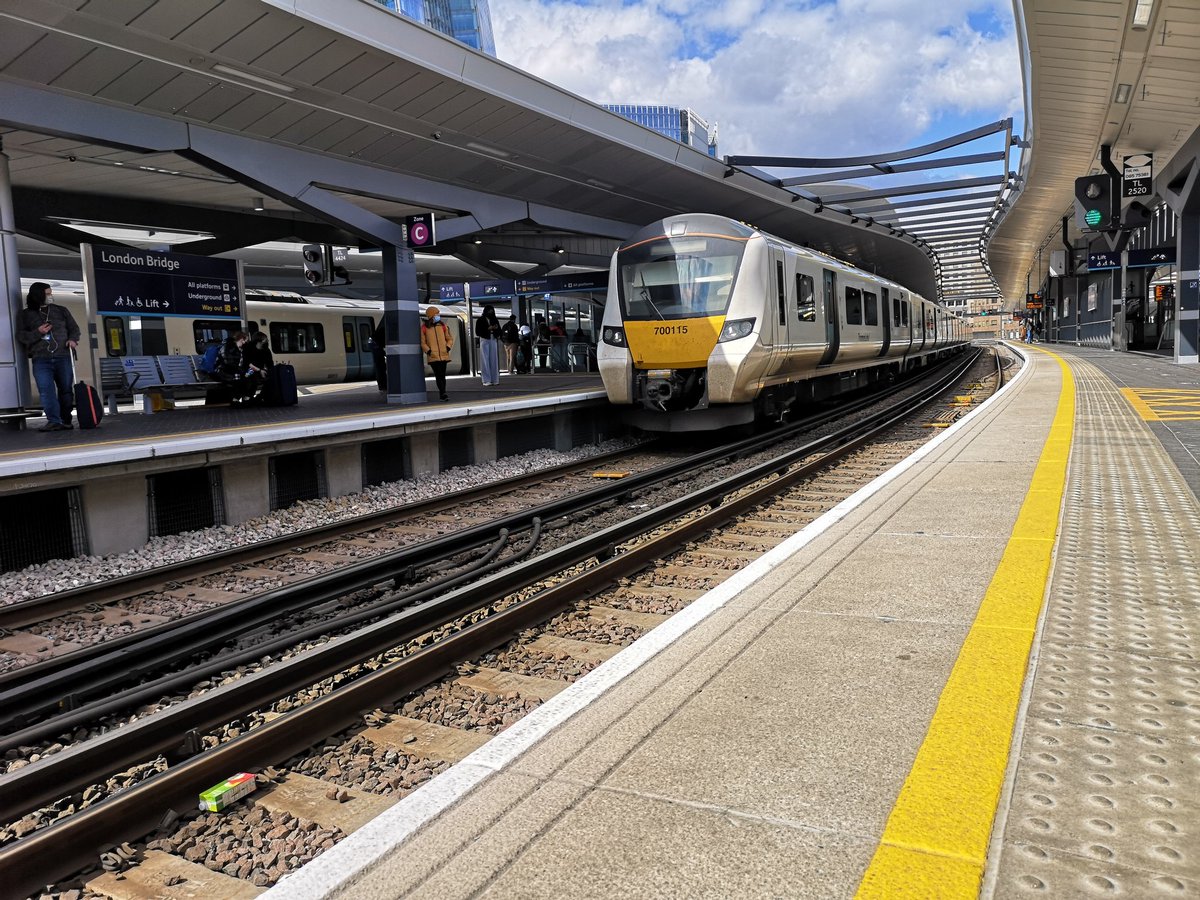 DownOnTheStour's tweet image. Also snuck in a small amount of 3rd Rail Action/Photography before dropping off @Jon34528782 leaflets at Euston 👍

 #networkers #class466 #class465 #class700 #desiros #electrostars #southern #thameslink #southeastern #londonbridge #railwayphotography