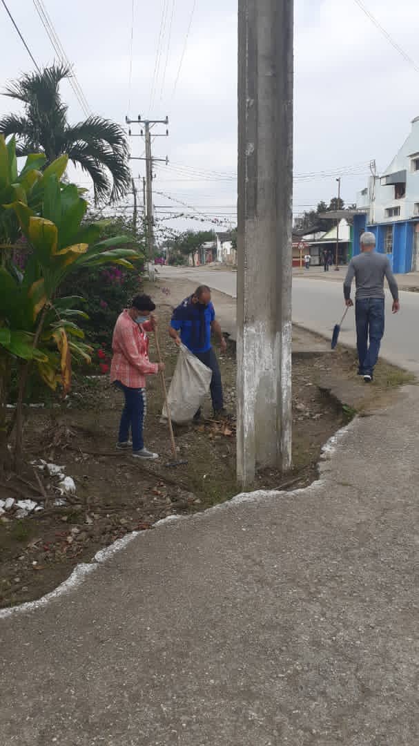 Higienizando el centro algo muy importante en estos tiempo!! #Preuniversitario #placetas #CubaMined