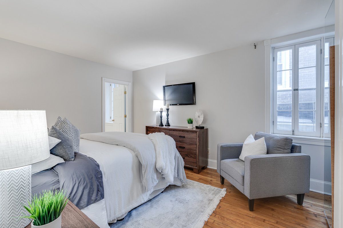 Lounge by the pool, stargaze on the roof deck, and grill in the courtyard at Strickland Row! This unique 2 bed, 1 bath unit is not only breathtaking, but right in the heart of Washington Square West 💚 tinyurl.com/1008spruce