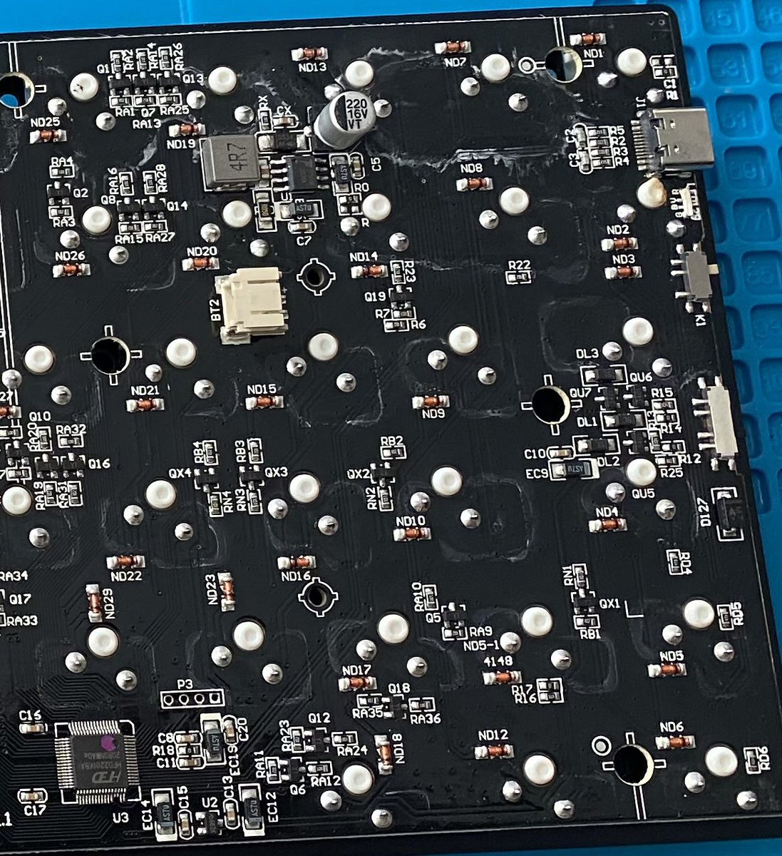 Hey <a href="/KeychronMK/">Keychron</a> or <a href="/real_keychron/">Keychron</a> why are you using refurbished potentially water damaged boards in your “brand new” keyboards. Kinda understand now why this version had a  rubber padded battery....