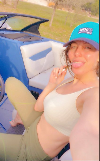 Spring time baby! Come see what I&rsquo;m up to 😈 https://t.co/jrMQ9cBxL9