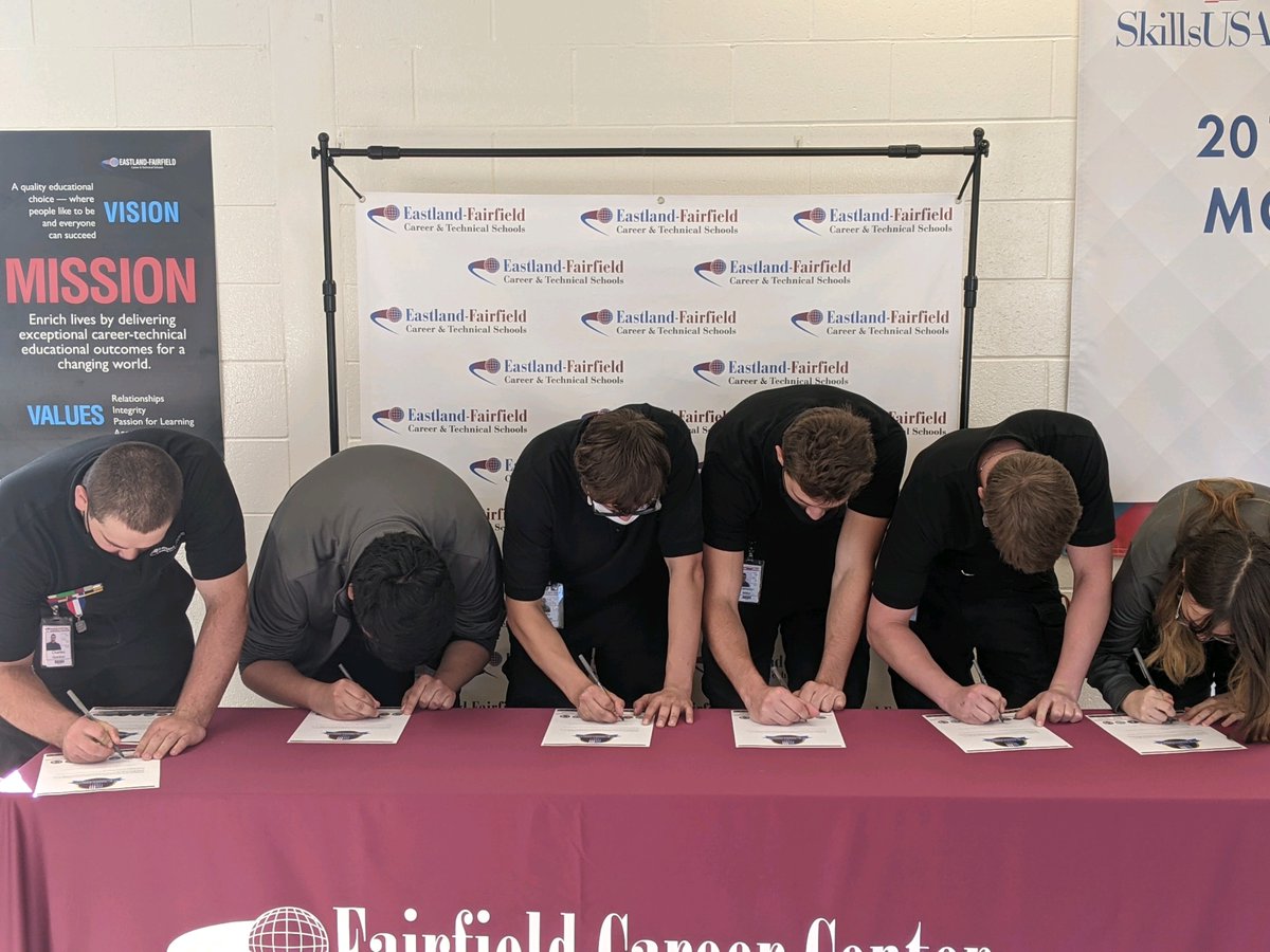 DerekRoeth's tweet photo. FCC Students participating in #OhioMilitarySigningDay! What a great day to see our future service members! https://t.co/nGr5E7CX9D