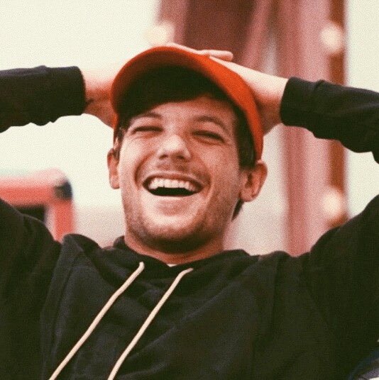 He’s so cute when he wears a cap and his huge smile here is just I vote  #Louies for  #BestFanArmy at the  #iHeartAwards