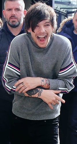 (This the last one for today bcs I have to go maker dinner now :) but I hope you enjoyed these and please send me more!)He looks so cute and happy hereI vote  #Louies for  #BestFanArmy at the  #iHeartAwards