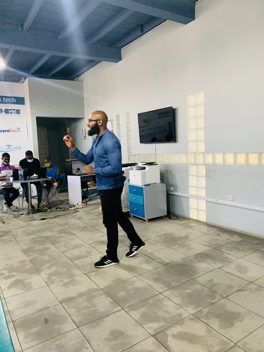 freethinkingST's tweet photo. I am always happy to do BizDev sessions. Pitch session happening in @actucameroun #douala #Gamification @alida_eboo @FrankMi25377658 @DigaMathieu https://t.co/fG3xDzorh2