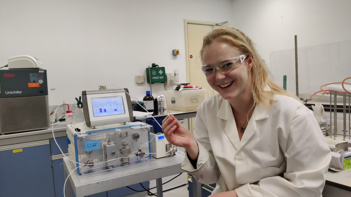 Izziesd2's tweet photo. Trying our hands at a bit of engineering in the flow chem lab #RealTimeChem #ThalesNano @GraceBoden7 @DylanRigby6 https://t.co/LJ3AWRxGMa