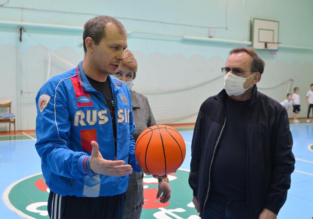 ⚽ Анатолий Буров приобрел спортивный инвентарь для приволжской школы №1

В школе в этом году в рамках проекта «Единой России» «Детский спорт» будет отремонтирован спортивный зал

ivanovo.er.ru/activity/news/…

#ЕР37 #ИвановкаяОбласть #ЕРпроекты