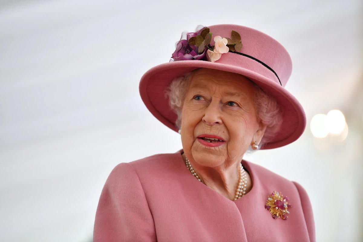 🇫🇷🇬🇧 FLASH - La Reine Elizabeth II sera en exclusivité sur le plateau de TPMP pour parler du décès du prince Philip  
(source : Hanouna)