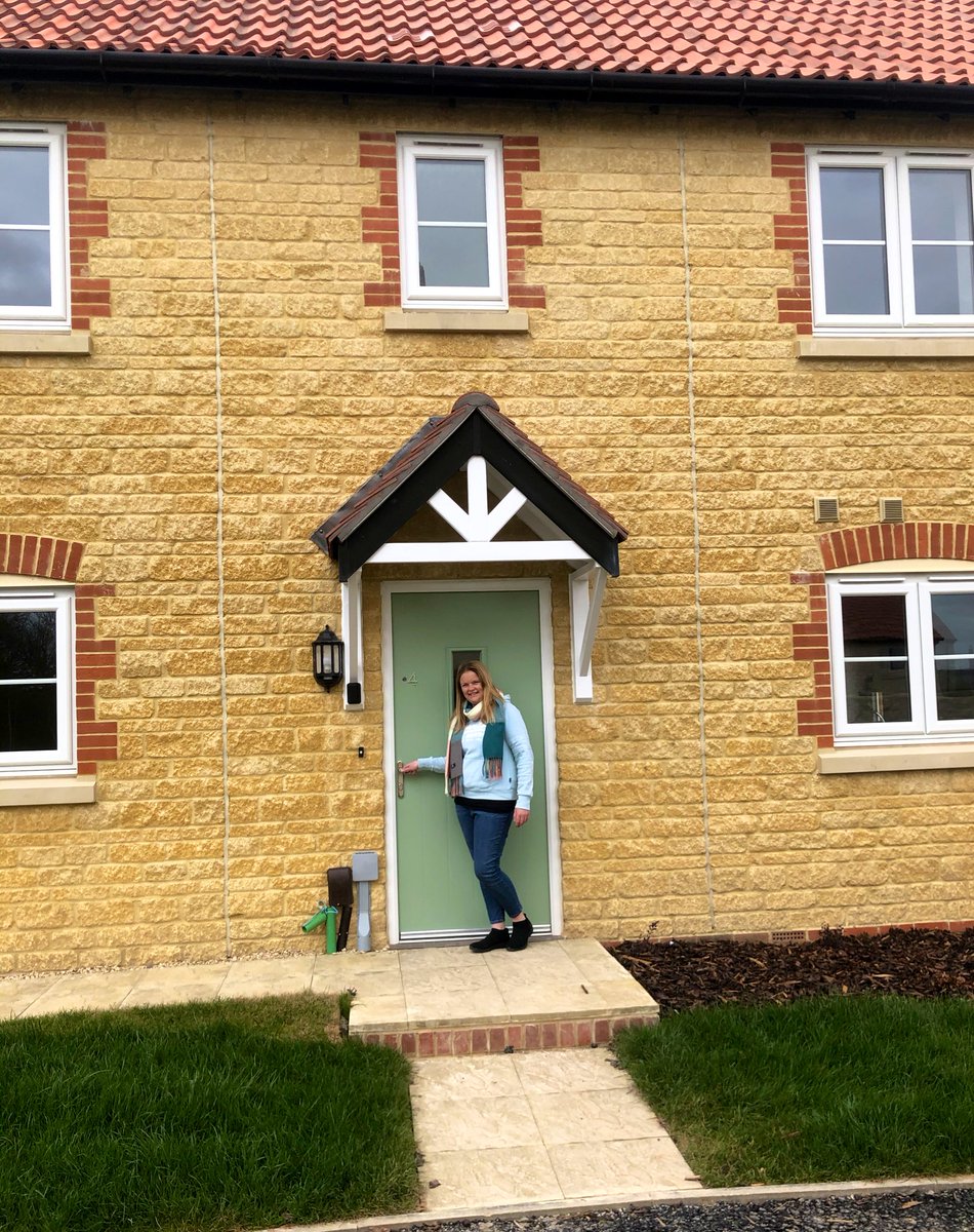 Ruby_Curo's tweet photo. It’s been a busy week! Completions and happy customers 🥂🏠🎉🔑

Happy Friday everyone! #FridayFeeling #SharedOwnership #SOworthit #CuroSales #NewBuildHome @Curo_Sales https://t.co/7AQVtu4mLl
