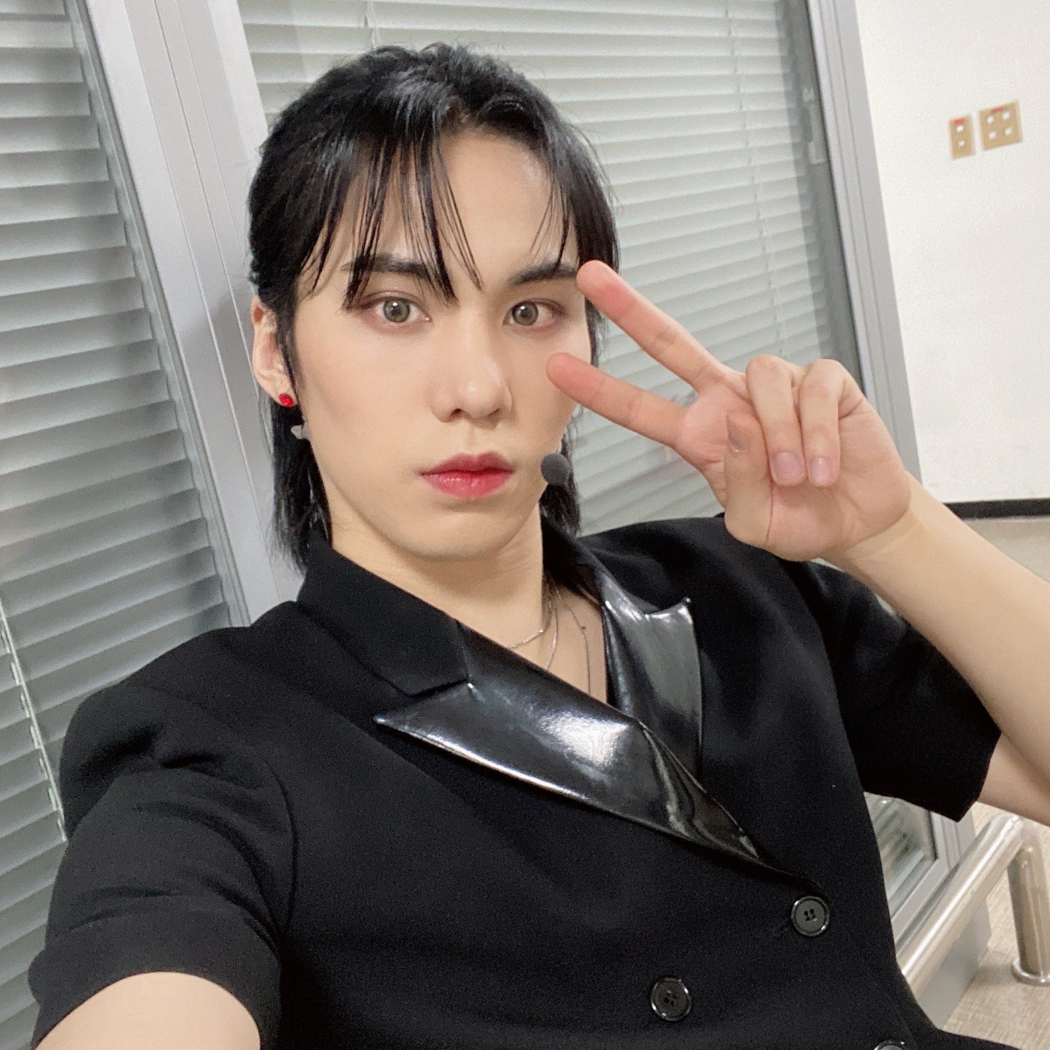 なー子 男の人のロン毛苦手で 黒髪短髪センター分けしか勝たん な私でもラキたんの長髪は好きが止まらんこのビジュアル大優勝 T Co O1aurafac7 Twitter