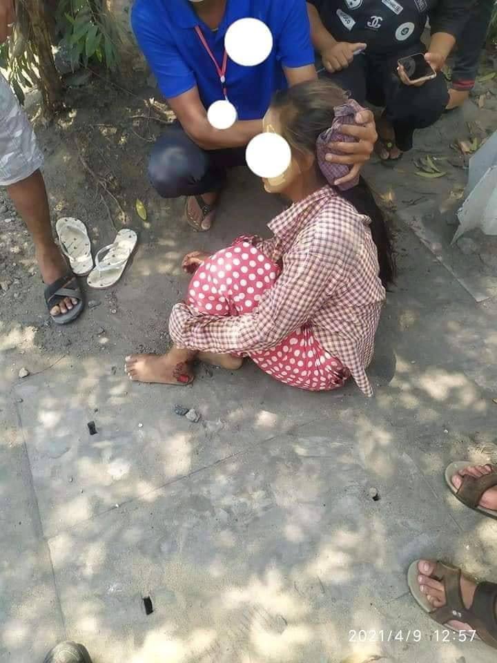 BabyArie10's tweet photo. At Manawhari, Mandalay terrorist shot civilians who were riding motorcycle at around 12:50 pm. Their condition is still unknown. 
CRPH ASSEMBLE
#Apr9Coup
#WhatsHappeningInMyanmar https://t.co/CHbcMsngFP