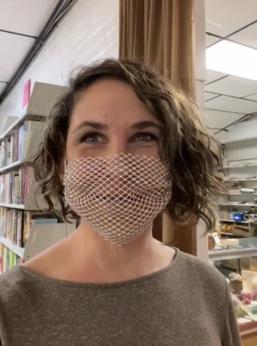 Delegatie Ontwarren rijm Capitol Riot 'Bullhorn Lady' Appears to Wear Mesh Mask in Video