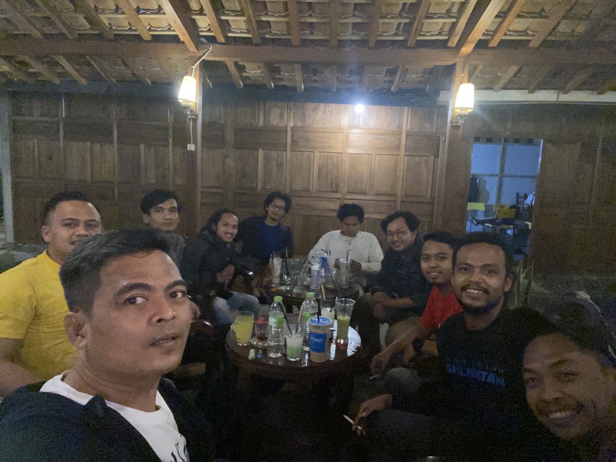 Ngopi bareng PMII Jogja dikafe leha leha. Om @kawananraja sering kesini kan?