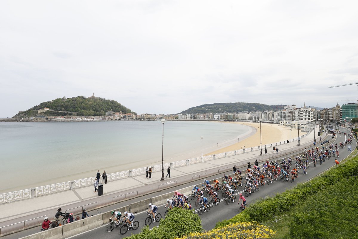 🏖️➡️⛰️ De la costa vasca... a la sucesión sin fin de puertos, este sábado, en la jornada decisiva de la <a href="/ehitzulia/">Itzulia Basque Country</a> 👊

<a href="/alejanvalverde/">Alejandro Valverde</a> sigue 8º en la general antes de Arrate y los siete puertos de mañana. Crónica et. 5 y 📸 <a href="/PhotoGomezSport/">Photo Gomez Sport</a> → bit.ly/3g9QQ2T