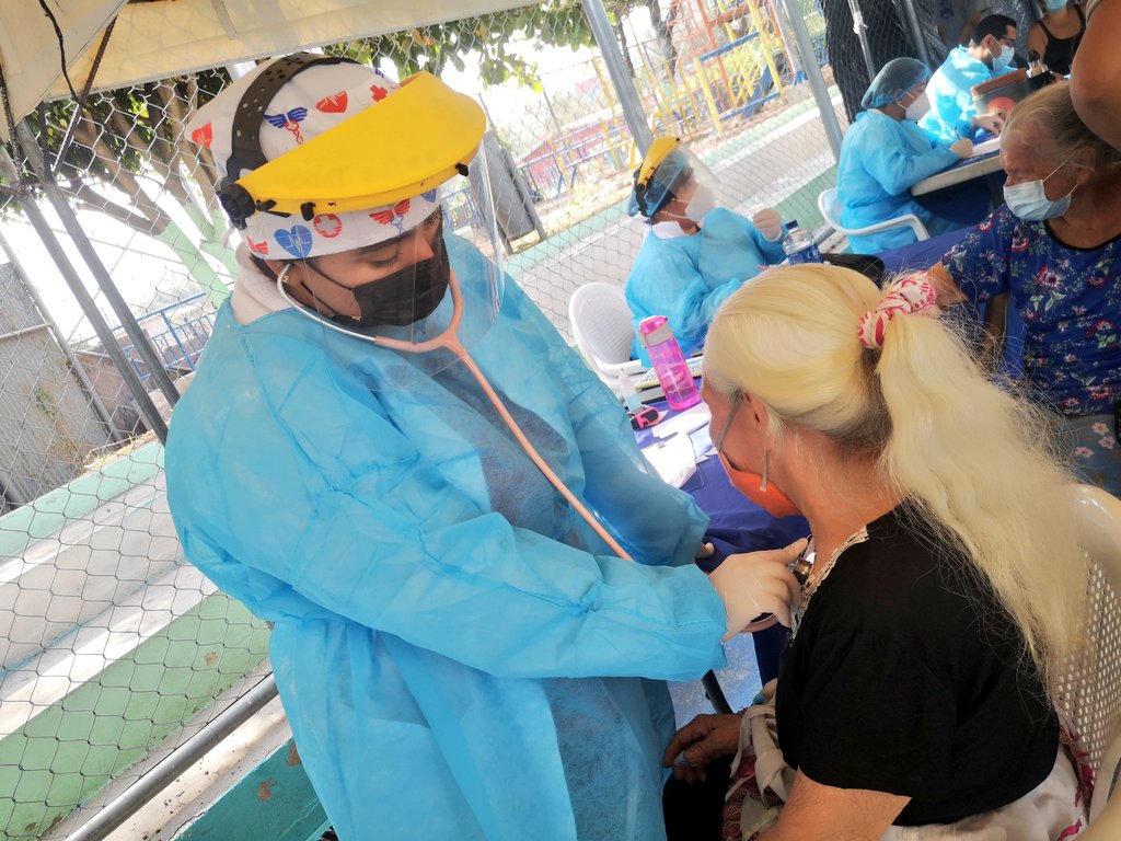 Roberto65018097's tweet photo. Enfocados en atender la salud de nuestra gente. Nuestro equipo médico se encuentra en Com. Iberias, Distrito VI,  atendemos a los capitalinos con salud de calidad y gratuita. Consultas generales, toma de presión arterial, medicamentos, entre los servicios que acercamos. https://t.co/cUgYdXSN18