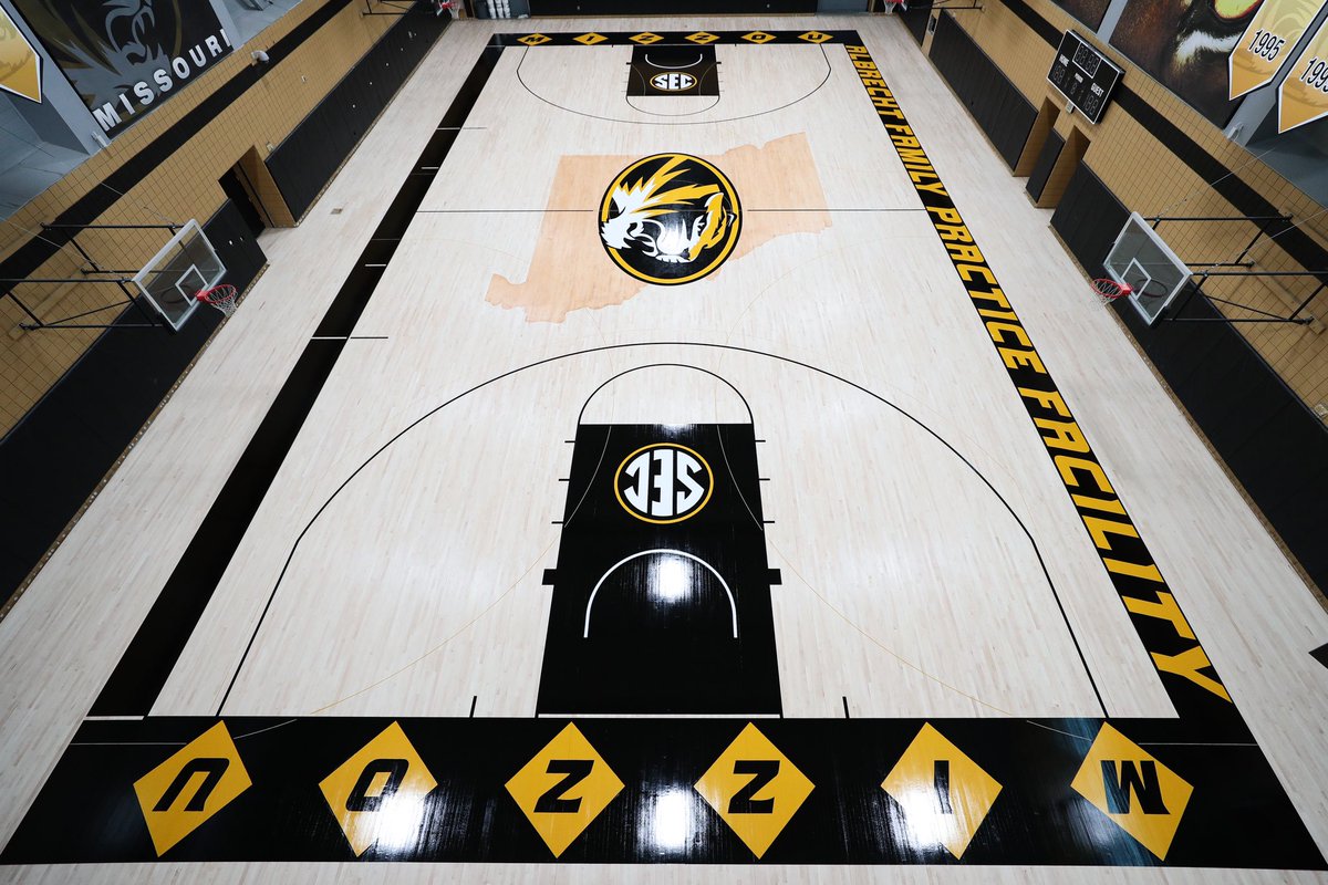 MizzouAthletics's tweet photo. The brand new #Mizzou Arena practice floor is 𝙨𝙡𝙚𝙚𝙠. https://t.co/MQhtvlLdvO