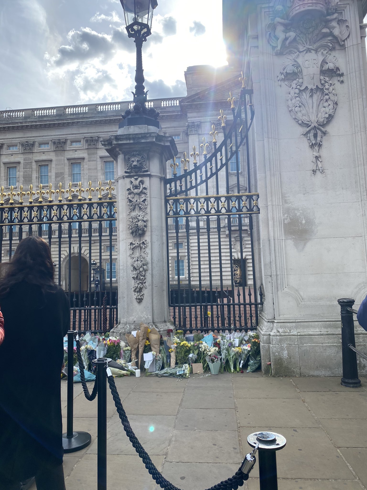 FALLECE EL PRÍNCIPE FELIPE DE EDIMBURGO, MARIDO DE LA REINA ISABEL II EyixVCpXEAYFj7u?format=jpg&name=large