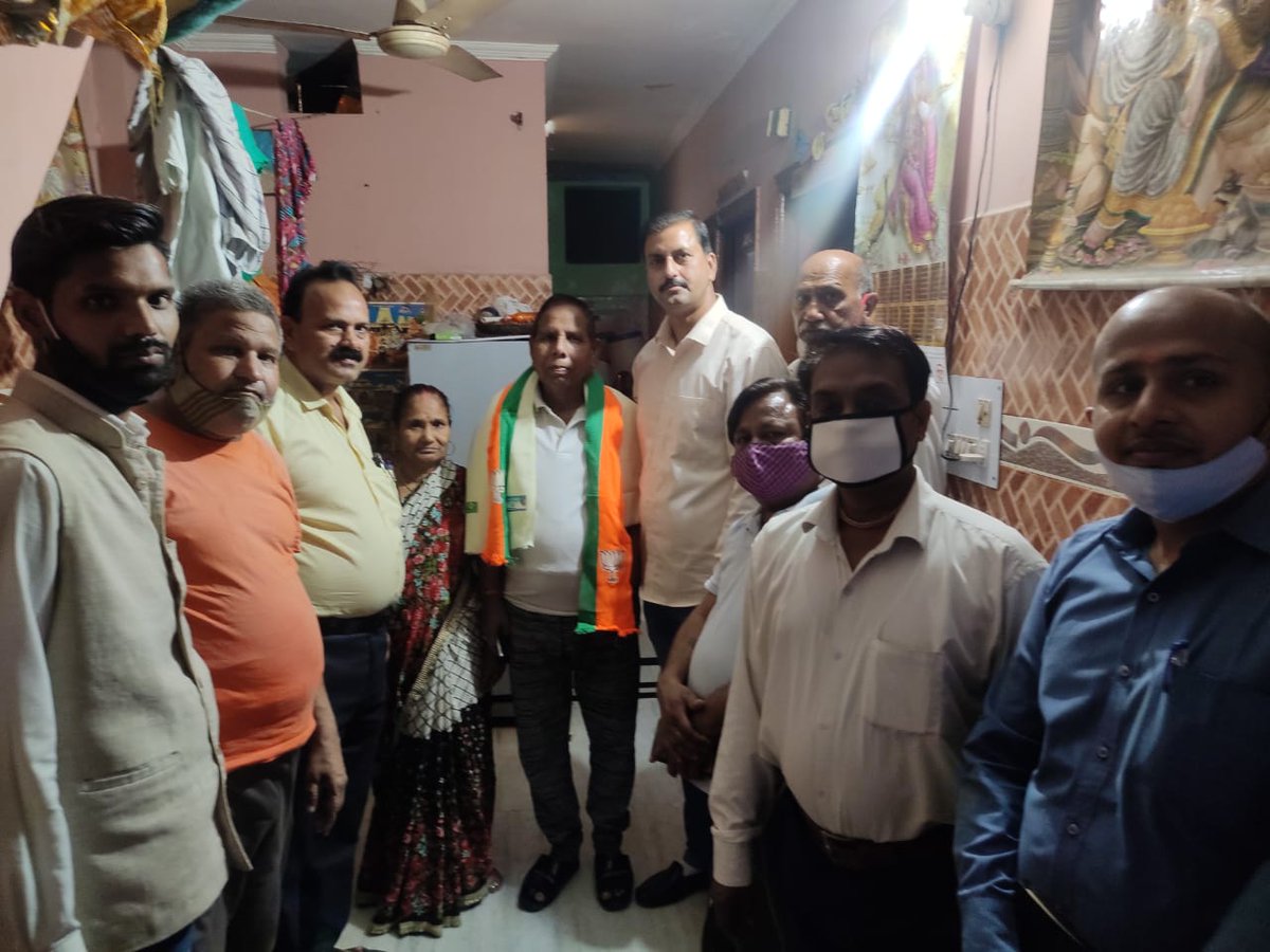 AjitSingh1bjp's tweet photo. आज 9April 2021 को भारतीय जनता पार्टी स्थापना सप्ताह पर सितापुरी मंडल 17s के वरिष्ट कार्यकर्ताओ का सम्मान करते हुए🙏
@adeshguptabjp @siddharthanbjp 
@ashishsood_bjp @SachinBhasinbjp https://t.co/Xm3Fn6PMZw