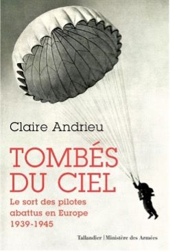 MDHDefense's tweet photo. [#VendrediLecture #patrimoine #geostragie]📚

Aujourd’hui, découvrez le livre "Tombés du ciel, le sort des pilotes abattus en Europe 1939-1945" de Claire Andrieu, coédité par la maison @Ed_Tallandier et  @Armees_Gouv 🪂📖

Plus d'informations 👇
https://t.co/aUc717sx0h https://t.co/FLq1Lm6EOi