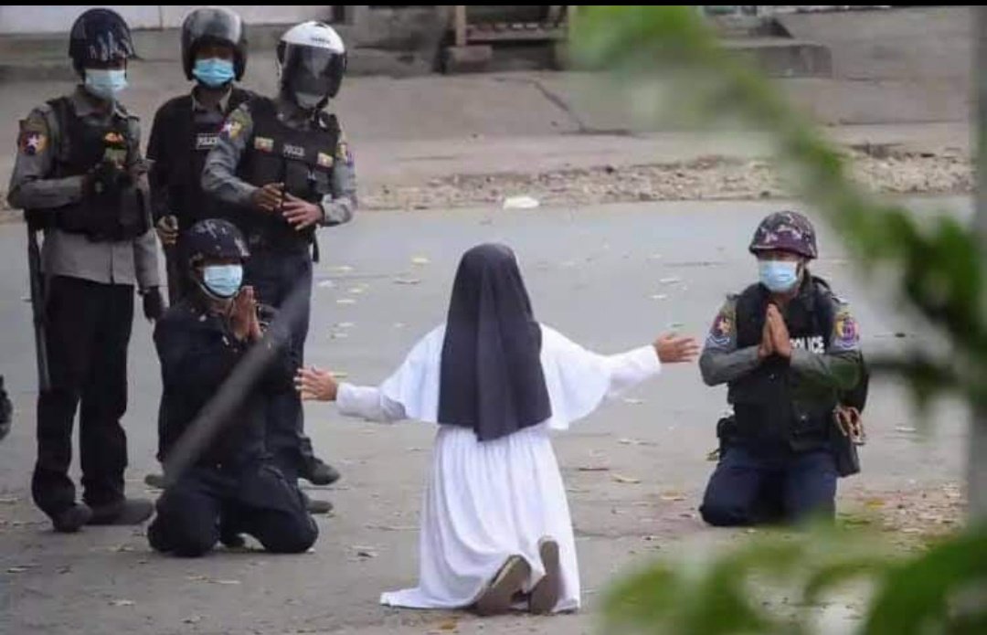 As leis civis devem favorecer a salvação eterna das almas. / Civil laws must favor the eternal salvation of souls.

(Leão XIII)